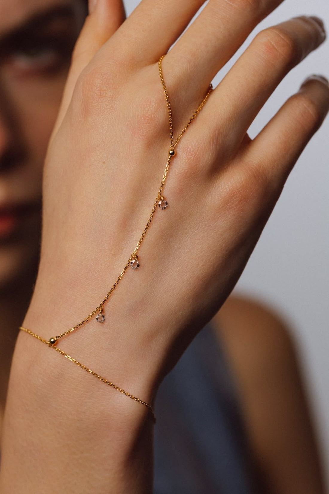 Chaîne de main dorée portée sur une main féminine — bijoux premium célestes LUNARA Moon
