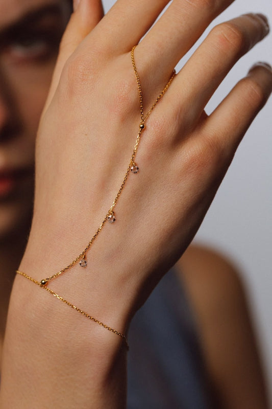 Chaîne de main dorée portée sur une main féminine — bijoux premium célestes LUNARA Moon