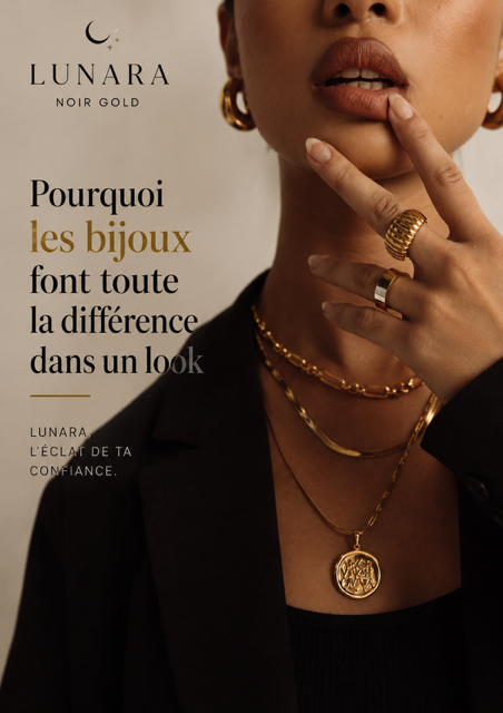 Femme portant des bijoux dorés LUNARA — bagues empilées, bracelets et colliers superposés — sur fond sombre, collection Noir Gold