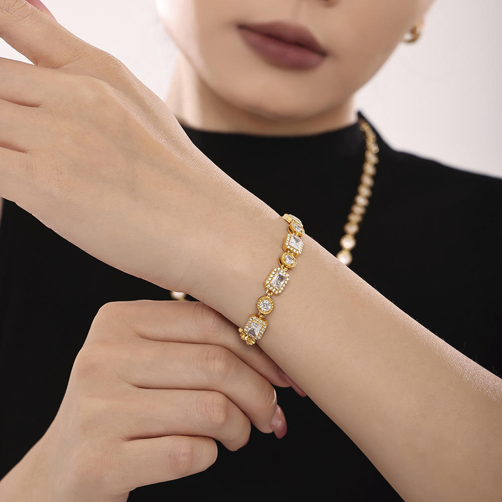 Bracelet Céleste Luxe doré avec cristaux rectangulaires et ronds porté au poignet - collection bijoux premium LUNARA