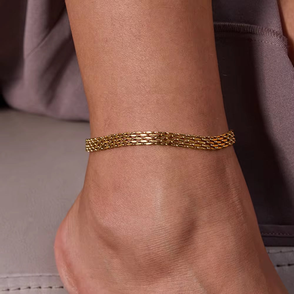 Collection Chaînes de Chevilles LUNARA – bijoux de pied dorés délicats et ajustables