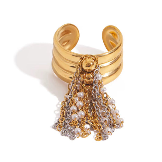 Bague Cascade LUNARA – anneau large doré multi-rangs avec franges de chaînes bicolores or et argent et perles nacrées, fond blanc