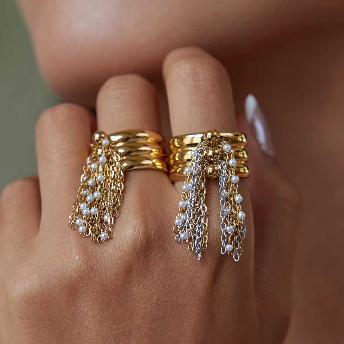 Bague Cascade LUNARA – deux versions or et bicolore portées aux doigts, franges de chaînes et perles en mouvement