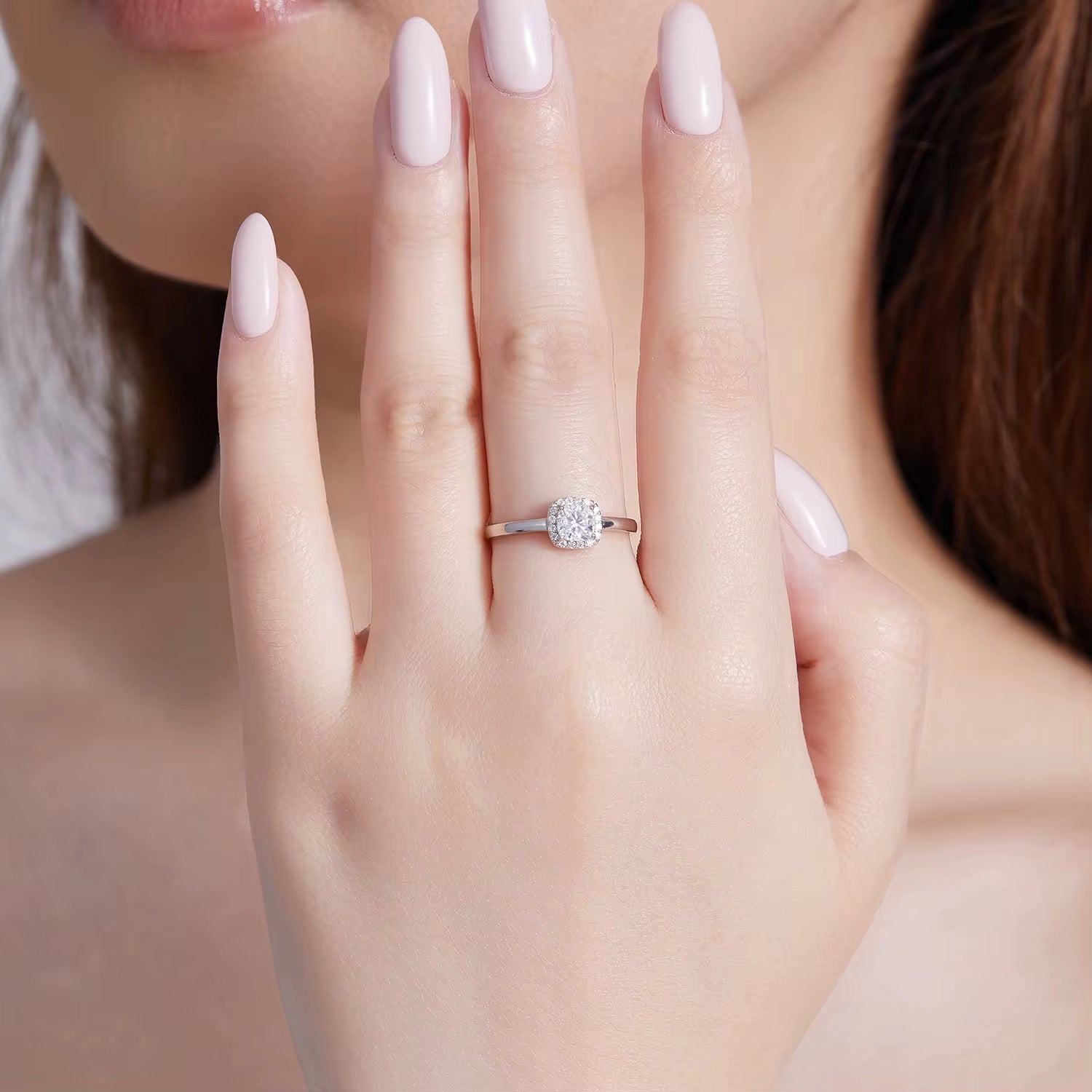 Bague Cassiopée LUNARA — moissanite coussin halo carré micro-pavé, vue de dessus, éclat VVS