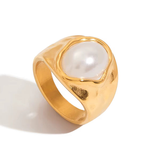 Bague Raya LUNARA – chevalière dorée martelée avec perle baroque nacrée, fond blanc
