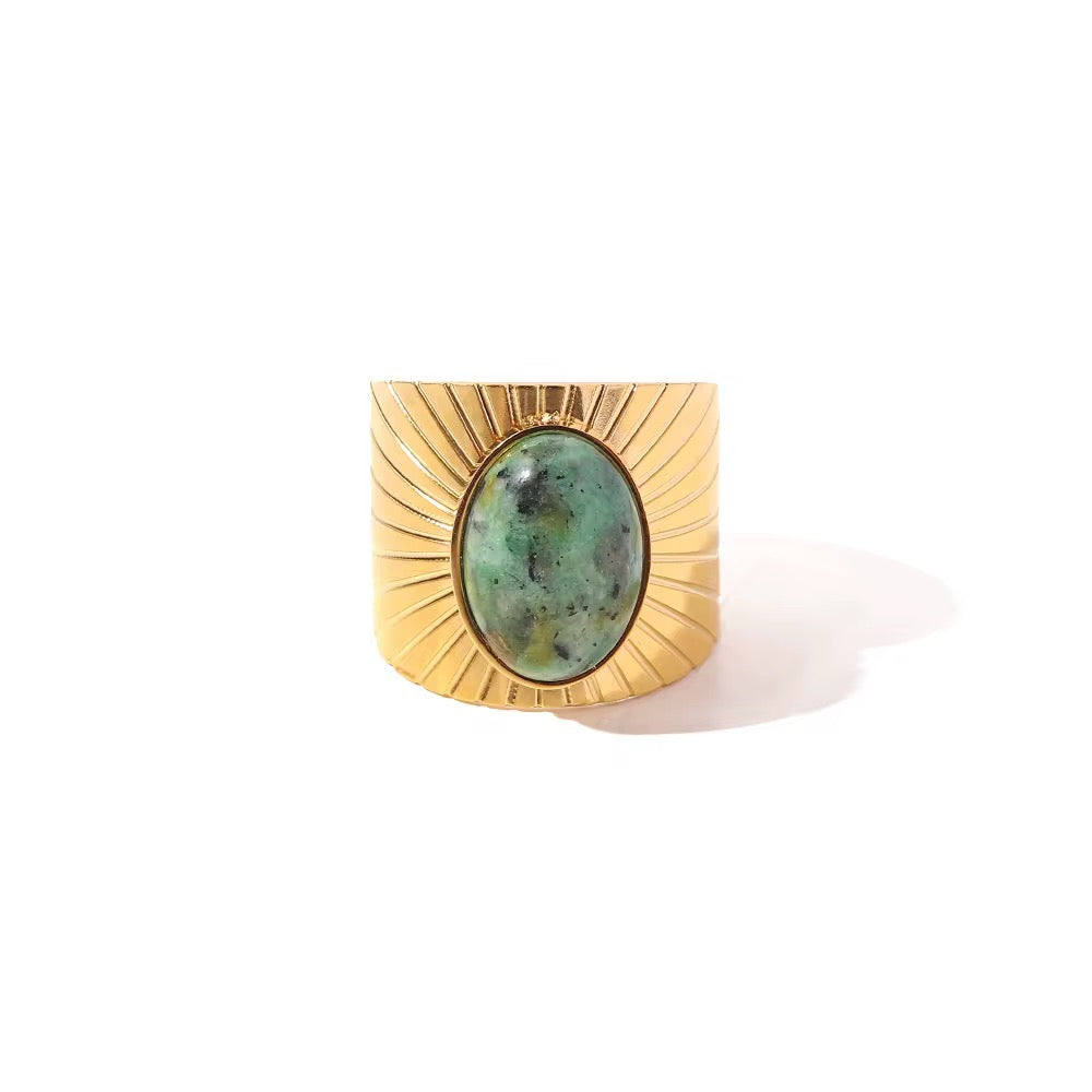 Bague Sandro LUNARA – chevalière large dorée motif solaire strié avec pierre turquoise naturelle cabochon, vue de face fond blanc