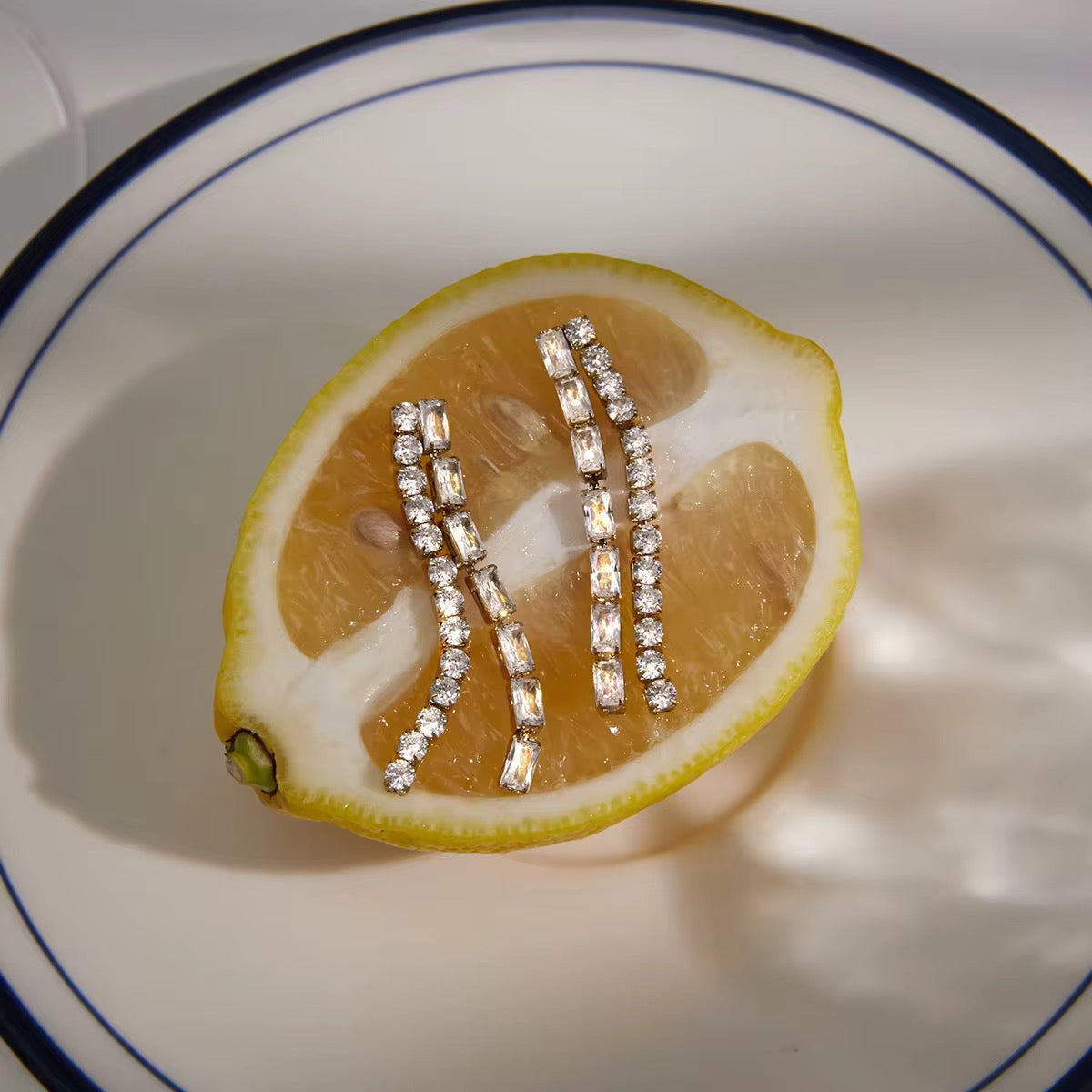 flat lay fond satiné avec citron lumière naturelle