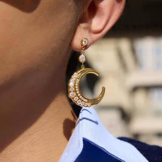 Boucles Lunara croissant de lune pavé zircon doré portées — vue de face