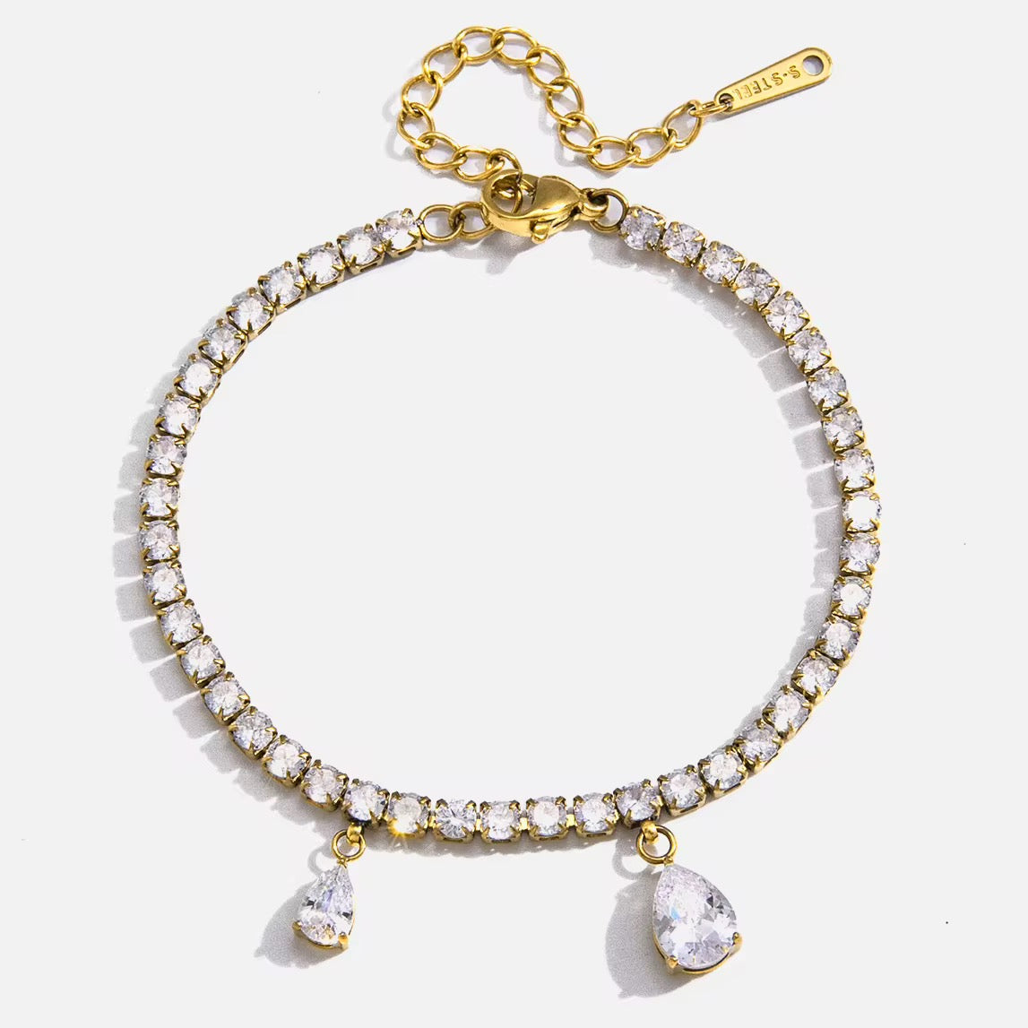 Bracelet Lumina LUNARA – tennis bracelet pavé cristaux avec 2 pendentifs goutte, fond blanc