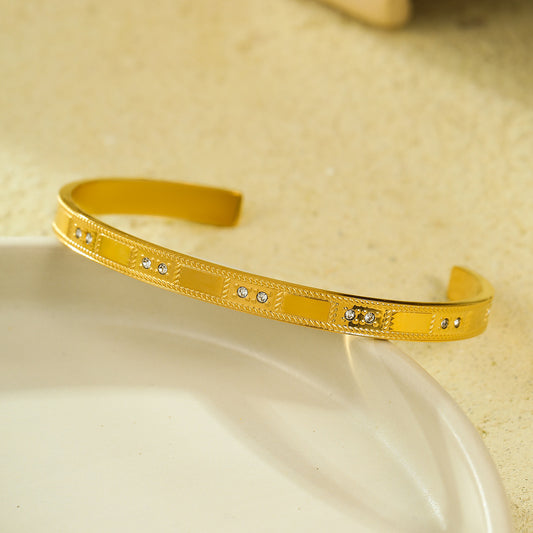 Bracelet Jonc Croissant de Lune doré avec motifs gravés et cristaux - bijou ouvert ajustable LUNARA