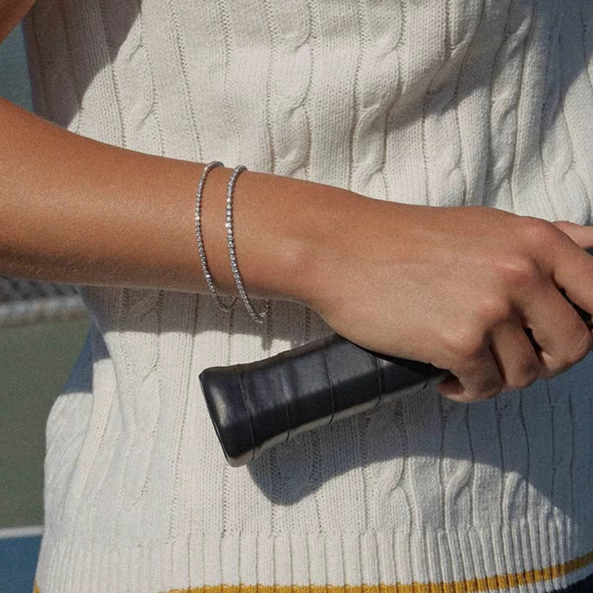 Bracelet Stella argenté porté en double stack sur poignet — lifestyle