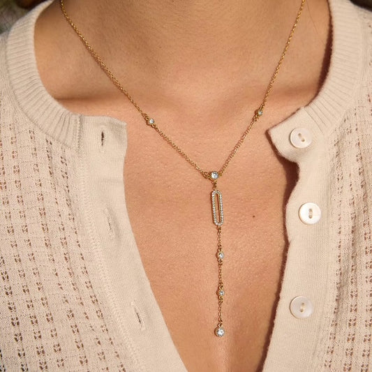 Collier Alice LUNARA lariat plaqué or avec pendentif goutte pavé de zircons et chute de cristaux, fond blanc, détail fermeture réglable