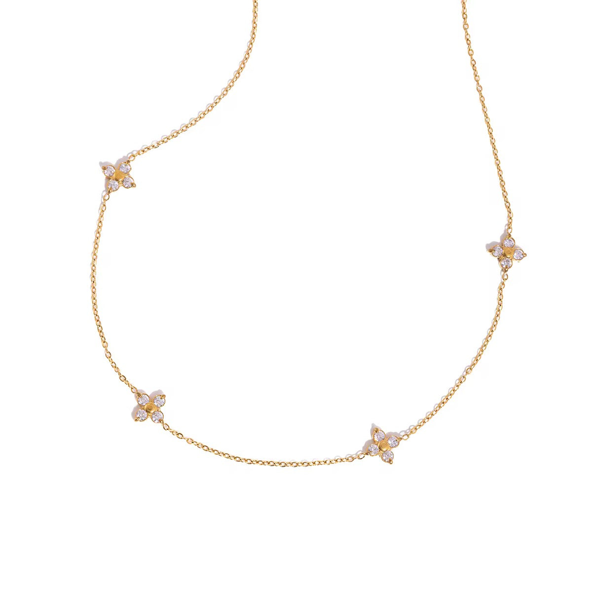 Collier Dahlia doré avec quatre fleurs en zircons sur fond blanc
