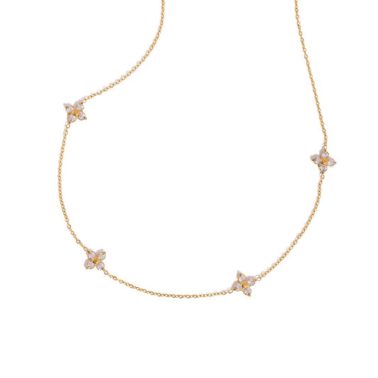 Collier Dahlia doré avec quatre fleurs en zircons sur fond blanc