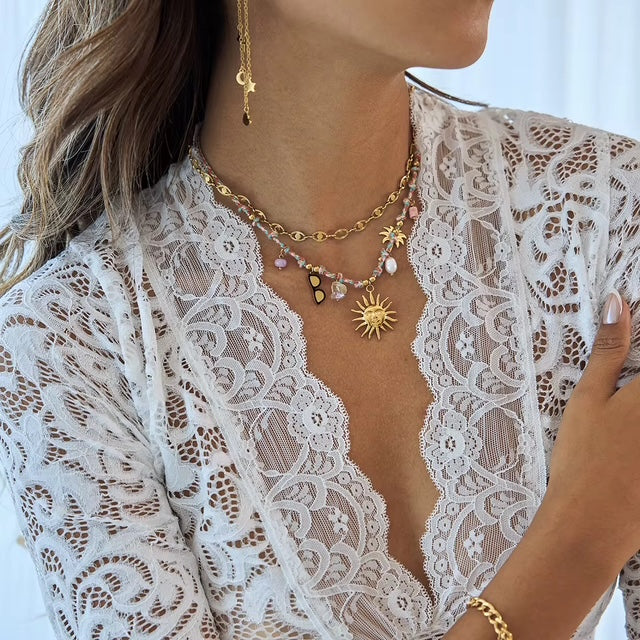 Collier Soleil – porté en layering sur décolleté dentelle blanche