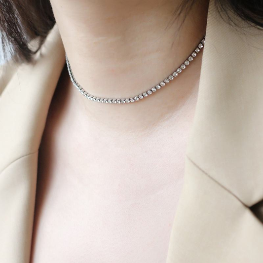 Collier Éclat Tessa ras-de-cou argenté entièrement serti de cristaux porté - bijou glamour LUNARA