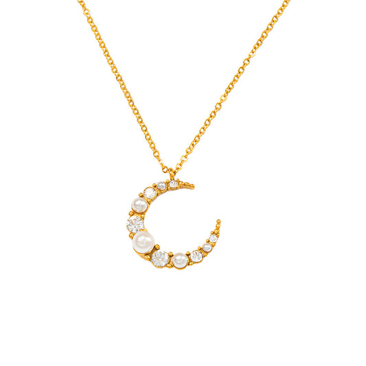 Collier Lune Précieuse avec pendentif croissant de lune doré orné de perles et cristaux LUNARA