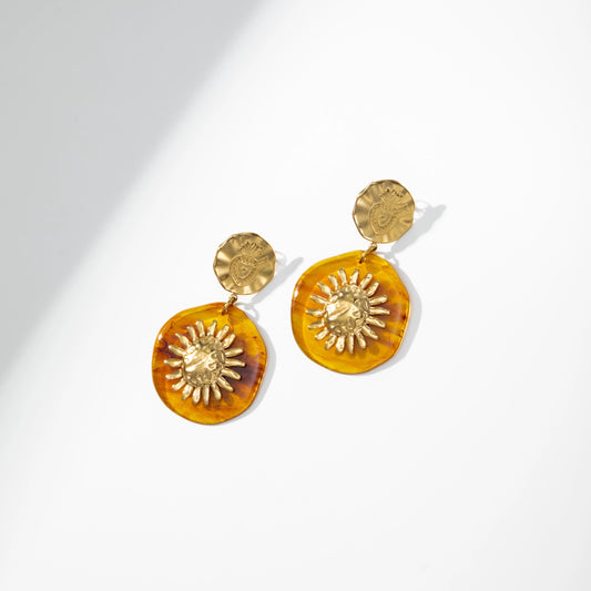 Boucles Soleil Sacré — Médaillon Ambre & Cœur Gravé Doré