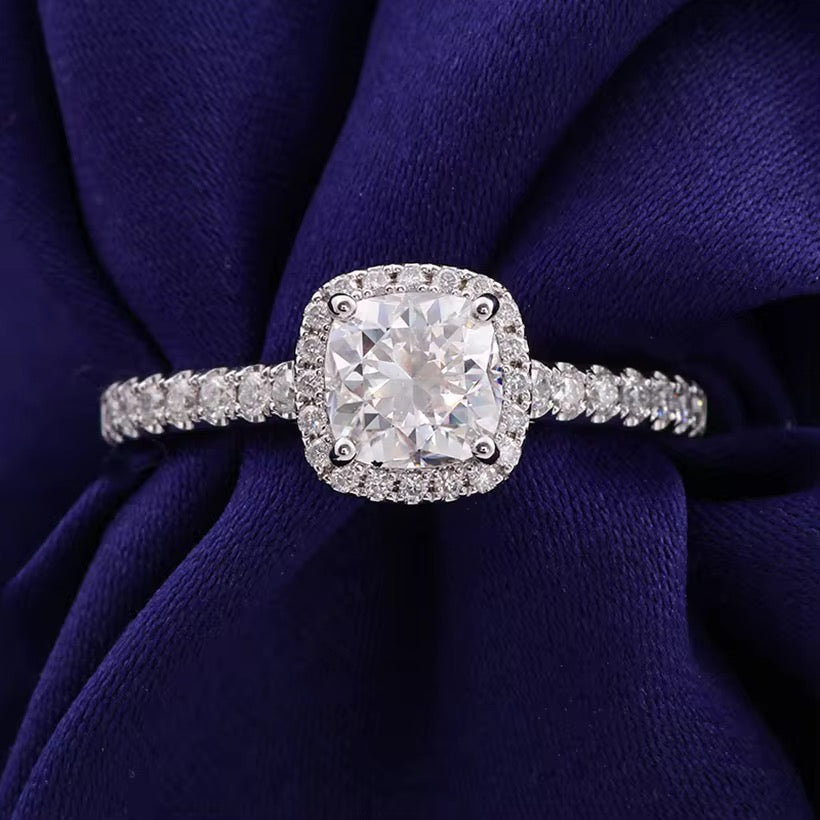 Bague Cassiopée LUNARA — solitaire coussin halo pavé et épaules pavé, vue de côté, argent rhodié