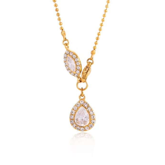 Collier Era – porté vue de face ambiance extérieure