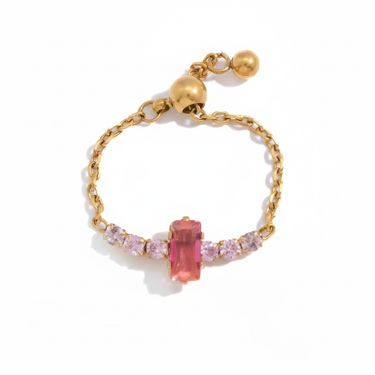 Bague chaîne cristal rose fuchsia tennis fond blanc