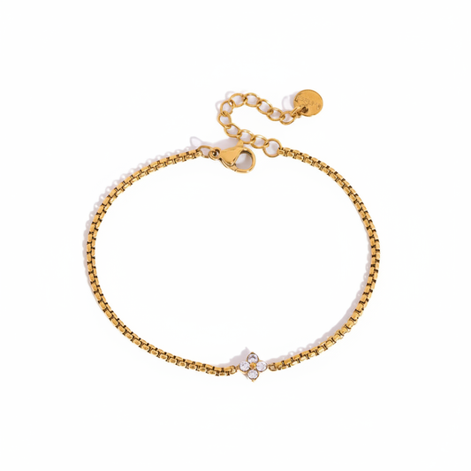 Bracelet chaîne box trèfle cristaux blancs fond blanc