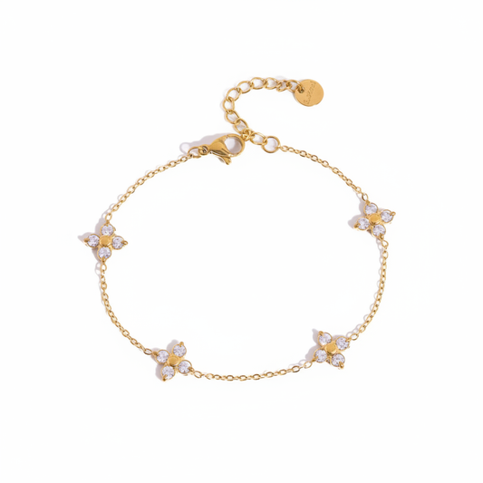 Bracelet chaîne cable fleurs cristaux blancs centre doré fond blanc