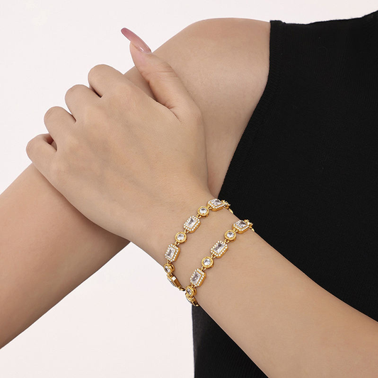 Bracelet Céleste Luxe doré porté par mannequin  - bijou premium élégant LUNARA