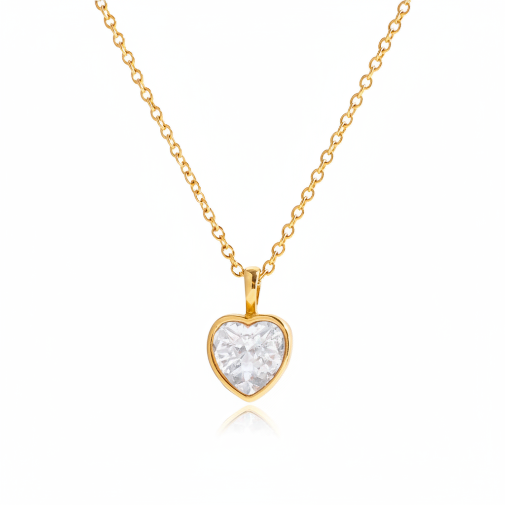 Collier pendentif cœur cristal blanc fond blanc