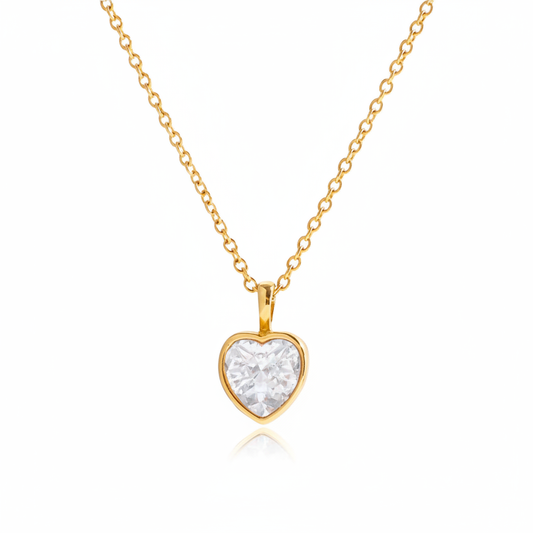 Collier pendentif cœur cristal blanc fond blanc