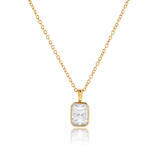 Collier pendentif cristal rectangulaire blanc fond blanc